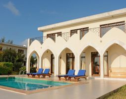 Villa Serenity, Paje