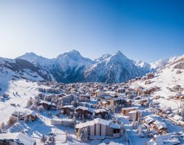 НОВА ГОДИНА 2026 ВЪВ ФРЕНСКИТЕ АЛПИ - COURCHEVEL, CHAMONIX & LES 2 ALPES  / ПАКЕТИ 7 НОЩУВКИ В ПЕРИОД: 28.12.2025 - 04.01.2026